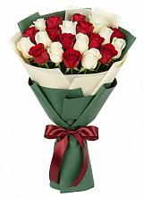 Букет Микс из красных и белых роз во Власихе