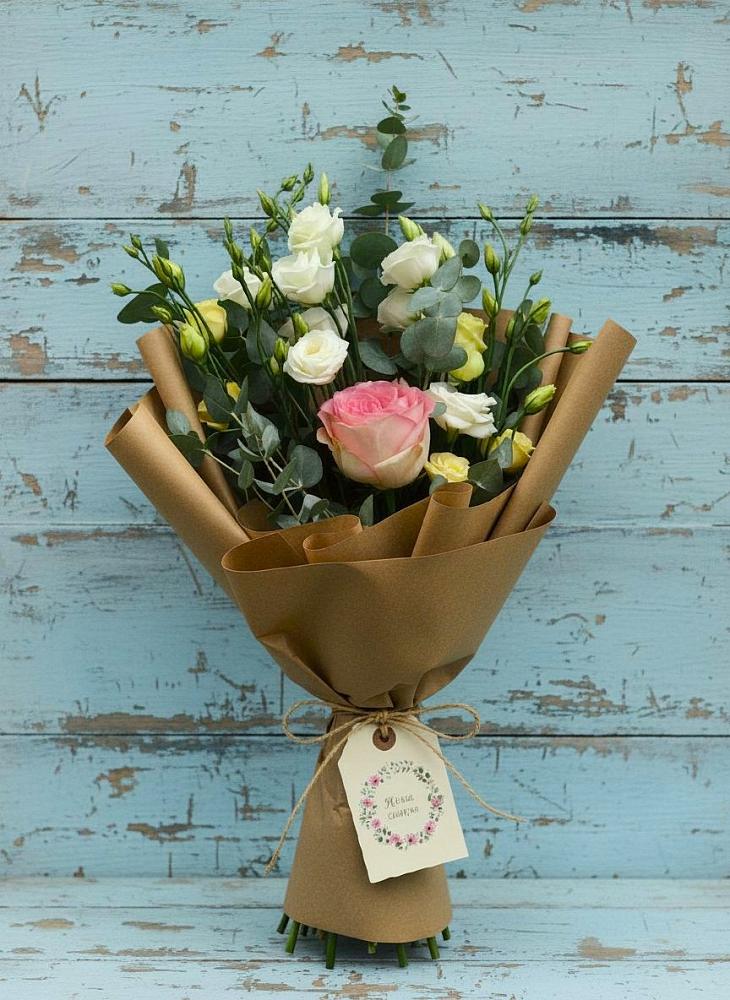 Букет цветов из: Розы и Лизиантусы во Власихе