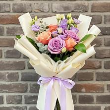 Букет цветов из:  Лизиантусы и Розы во Власихе