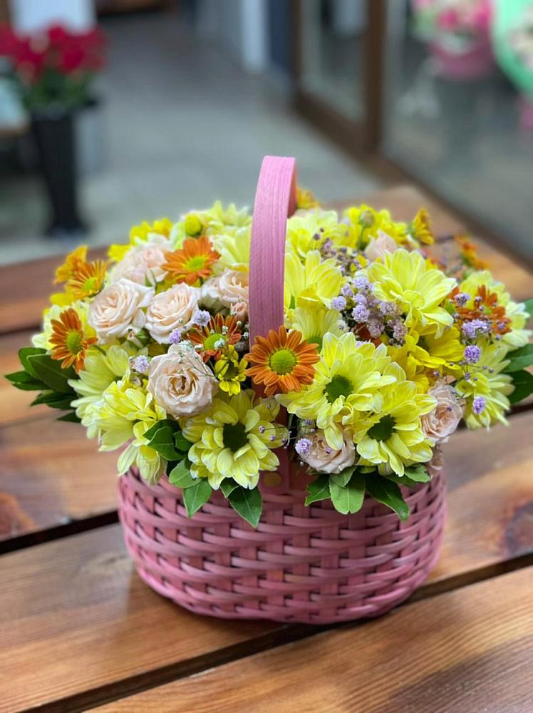 Цветочная композиция из Хризантемы и Розы в корзине во Власихе