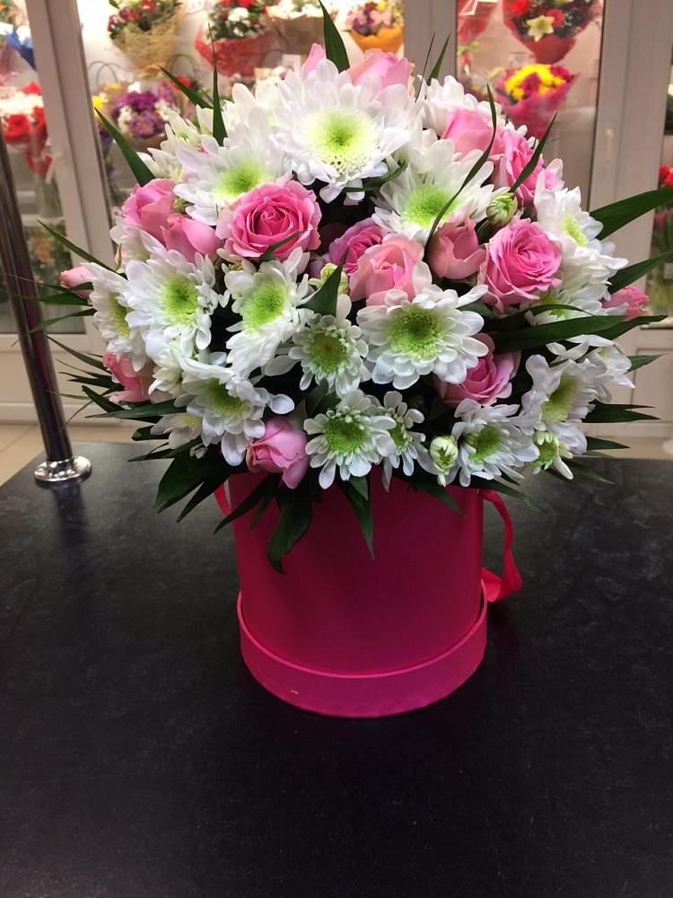 Цветочная композиция из Розы и Хризантемы в шляпной коробке во Власихе