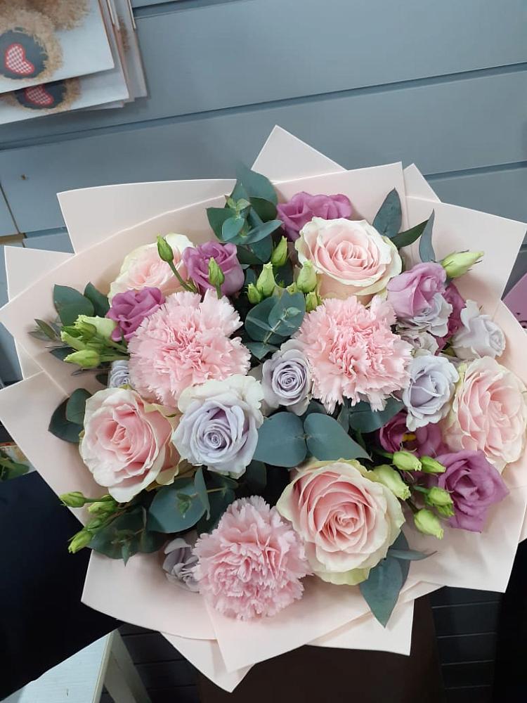 Букет цветов из: Розы, Гвоздики и Лизиантусы во Власихе